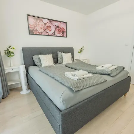 2br-private Parking-balcony-prague Center-sleeps 6 *